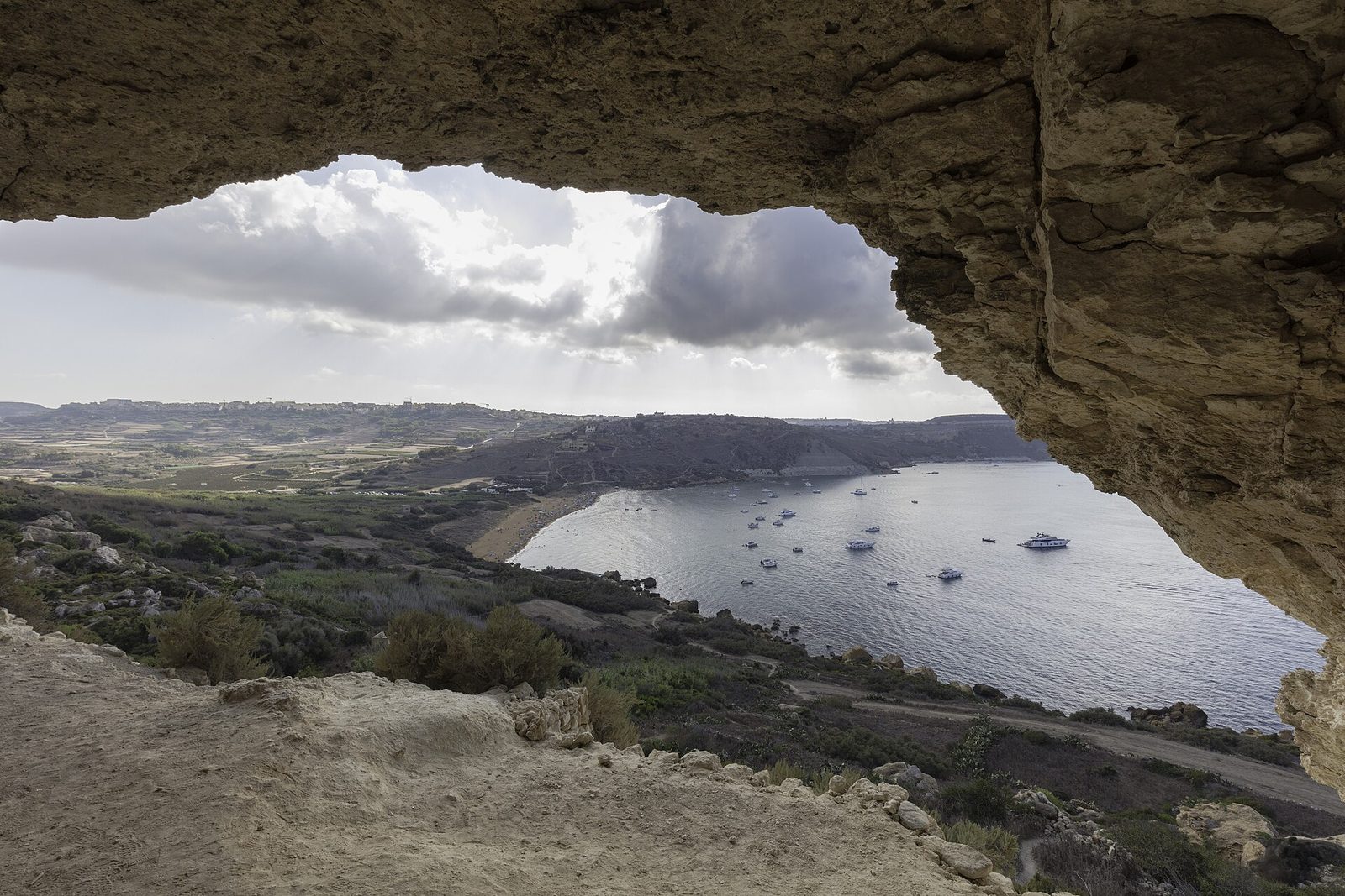 Bahía de Ramla desde la cueva de Calipso, isla de Gozo, Malta, 2021-08-22, DD 01.jpg